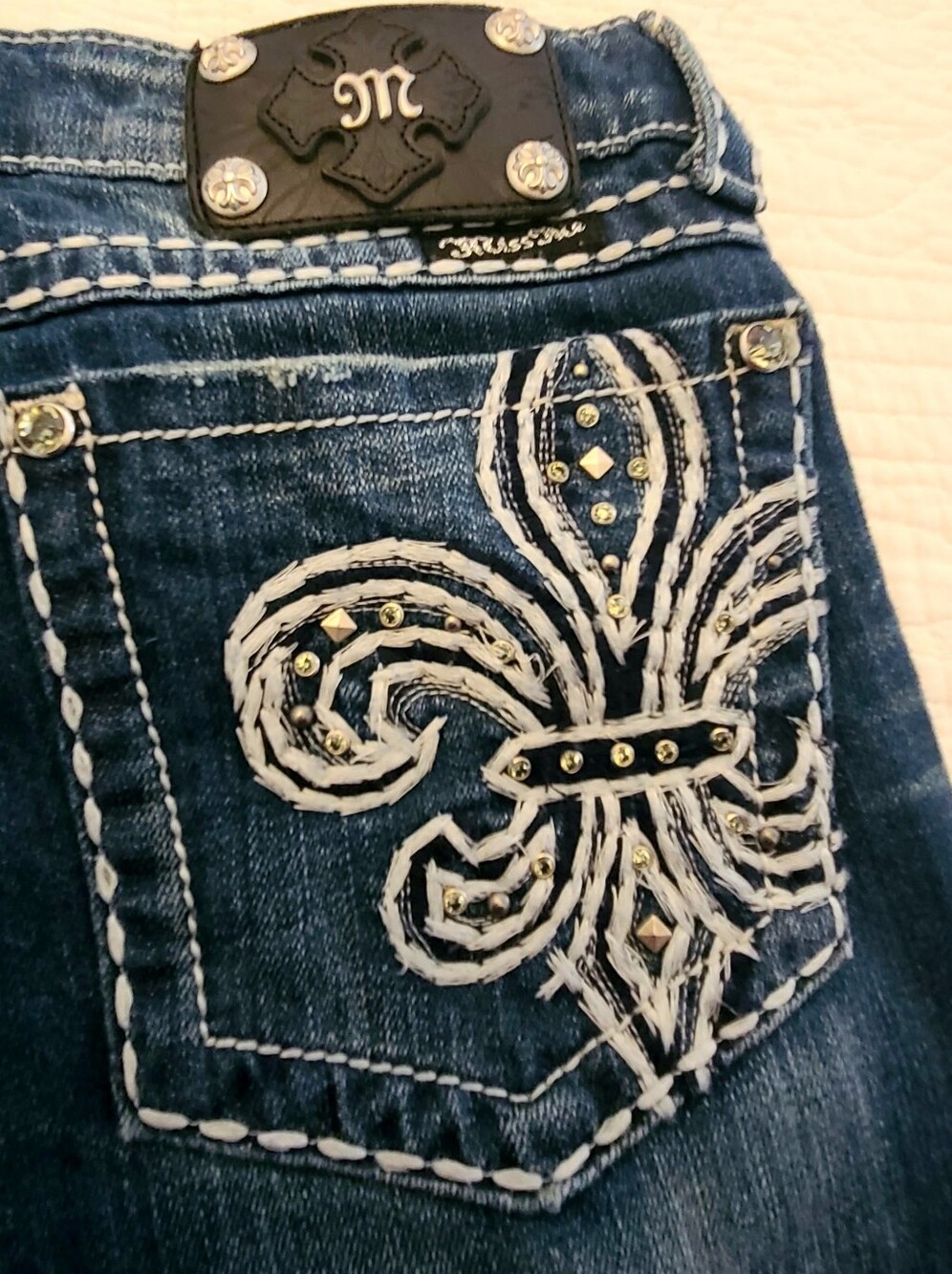 Miss Me Dark Blue Size 30 Boot Cut Jeans with White Fleur-de-Lis Embroidery